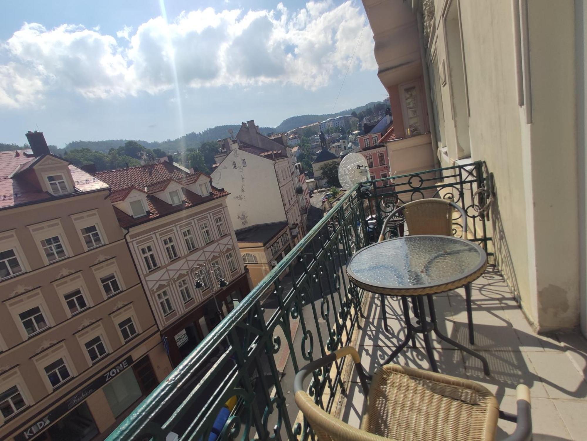 Apartman 63M2 S Balkonem V Lazenskem Centru Karlovy Vary Exterior photo